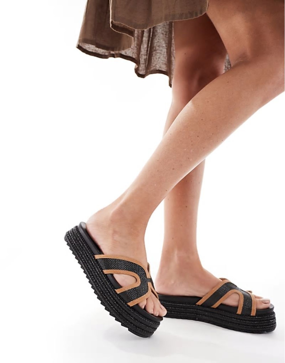 flatform sandals with strap in black raffia