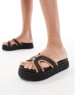 flatform sandals with strap in black raffia