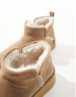 platform fluffy boots in beige