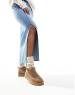 platform fluffy boots in beige