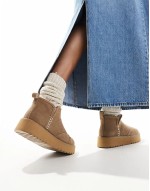 platform fluffy boots in beige